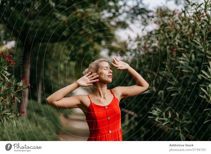 Verträumte junge schöne Frau im Sommergarten Garten träumen Jugendliche blond sinnlich Körperhaltung Überstrahlung Baum geschlossene Augen Inspiration