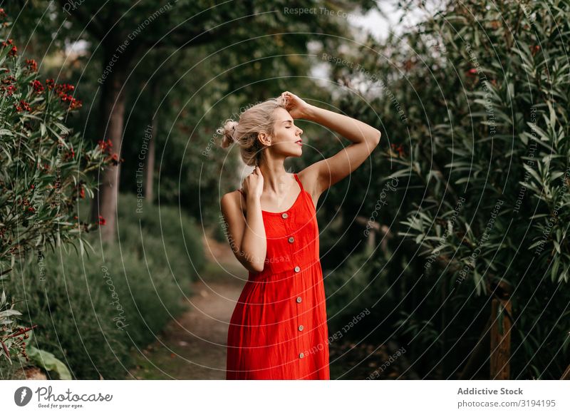 Verträumte junge schöne Frau im Sommergarten Garten träumen Jugendliche blond sinnlich Körperhaltung Überstrahlung Baum geschlossene Augen Inspiration