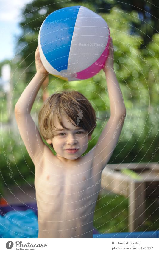 Kind hält einen Wasserball im Garten Ball nass Junge Kindheit glücklich Glück Freude Sommer warm halten werfen Spielen bunt 3-8 Jahre spass nackt Blödsinn