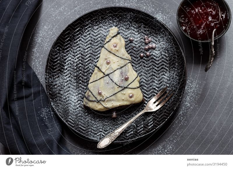 Leckerer Tannenbaum mit weißer Schokolade, Zuckerperlen und roter Marmelade auf dunklem Teller in  moody Style Lebensmittel Teigwaren Backwaren Kuchen