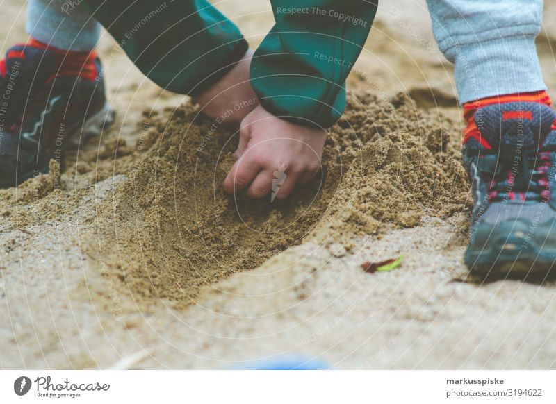 Junge buddelt im Sandkasten Freude Glück Zufriedenheit Spielen Garten Kindererziehung Kindergarten Spielplatz matschen Mensch Kindheit Hand Finger 1 3-8 Jahre