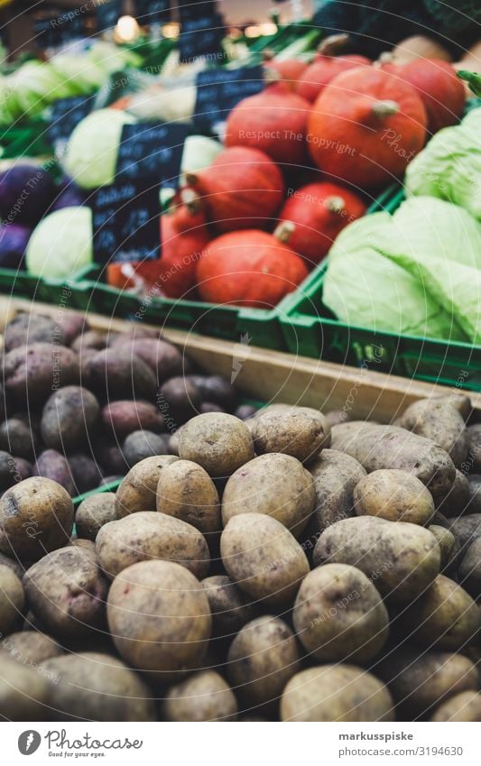 Bauernmarkt mit Bio Gemüse Kürbis Kohl Kartoffeln Markt Markthalle Marktstand gemüsehandel Bioprodukte Vegetarische Ernährung Diät Fasten Slowfood Lifestyle