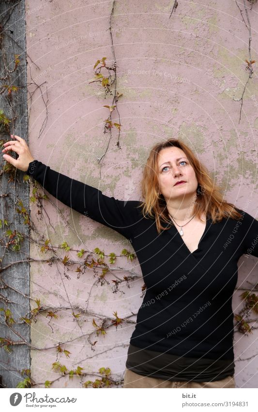 Rosa Wand Mensch feminin Frau Erwachsene stehen träumen Wein Weinranken Farbfoto Außenaufnahme