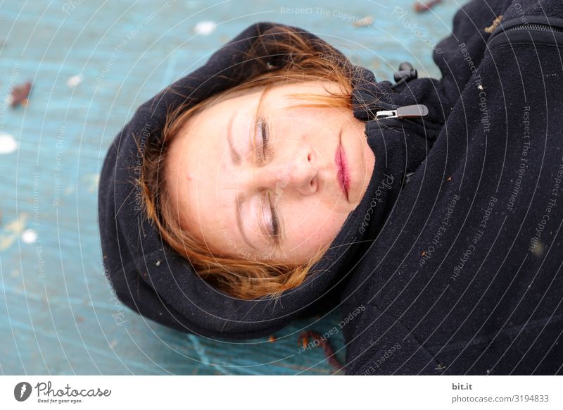 Schalf Mensch feminin Frau Erwachsene genießen schlafen Kapuzenpullover Außenaufnahme geschlossene Augen