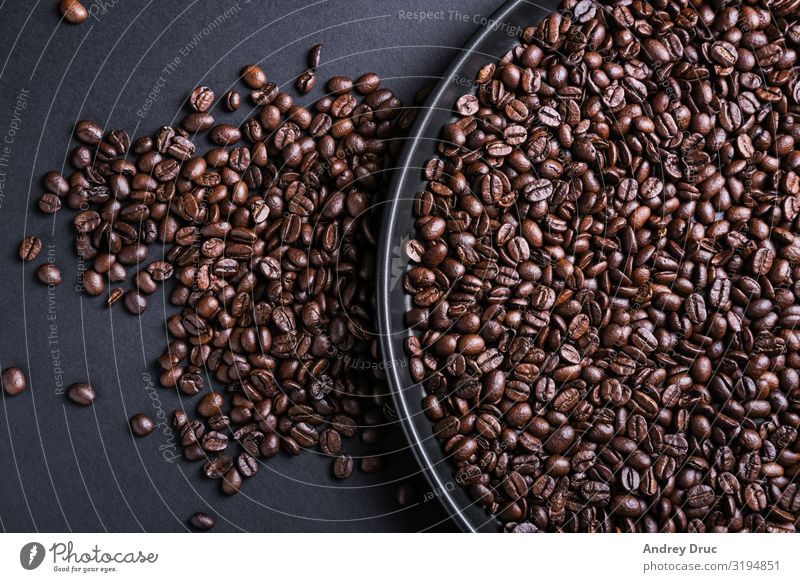 Gebratene Kaffeebohnen Hintergrund schwarz Set oder Kollektion. Lebensmittel Gemüse Getreide Dessert Speiseeis Schokolade Frühstück Geschäftsessen Bioprodukte