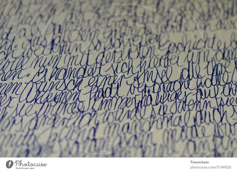 unscharf | teilweise Schriftzeichen schreiben alt blau Gefühle vergilbt Kindheit Märchen Handschrift handschriftlich Schwache Tiefenschärfe Papier sprechen