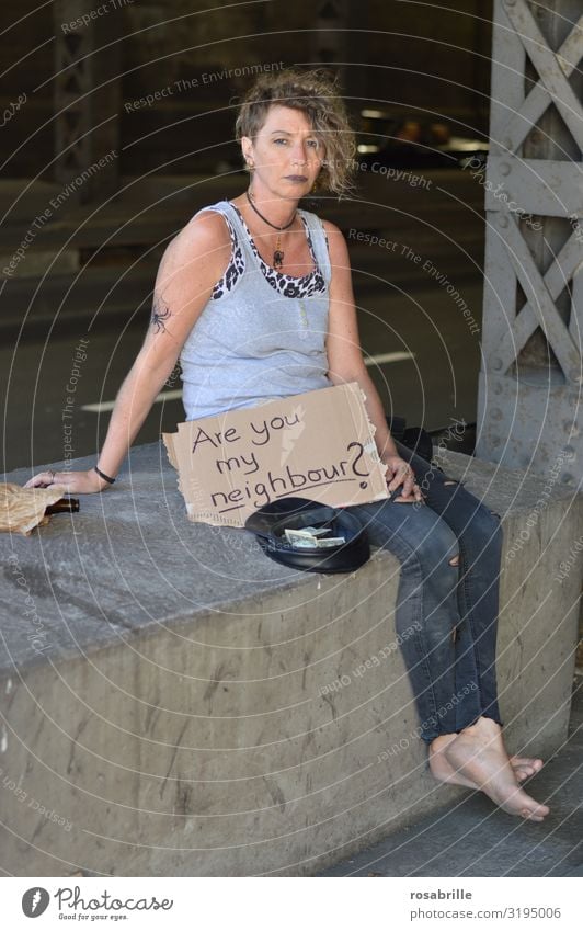 Bettelnde Punkerin sitzt unter Brücke mit Schild ARE YOU MY NEIGHBOUR ? Alkohol Geld Rauschmittel Arbeitslosigkeit Frau Erwachsene Subkultur Straße Tattoo