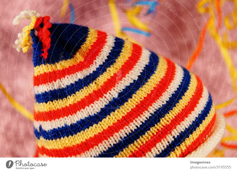 Narrenkappe Mütze Karneval gestrickt Karnevalshut Mode Bekleidung Hintergrundbild Freude "textur muster stoff wolle textil bunt abstrakt farbe rot gestreift