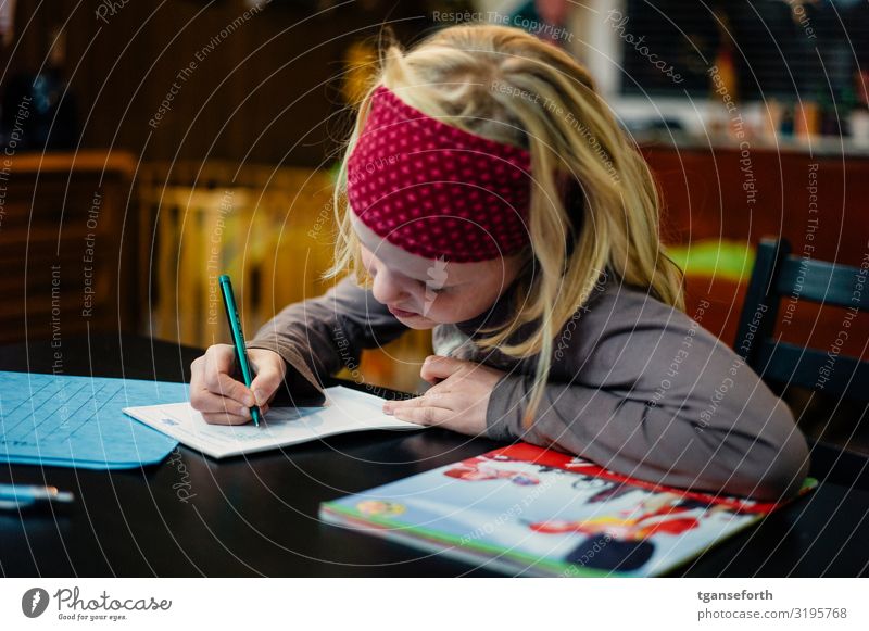 Kind am schreiben Kindererziehung Bildung Schule lernen Schüler Hausaufgabe feminin Mädchen Kindheit 1 Mensch 3-8 Jahre Schreibwaren Papier Zettel Schreibstift