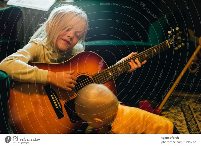 Schwester und Bruder spielen mit einer Gitarre Spielen Mensch maskulin feminin Kind Kleinkind Mädchen Junge Geschwister Familie & Verwandtschaft Kindheit 2
