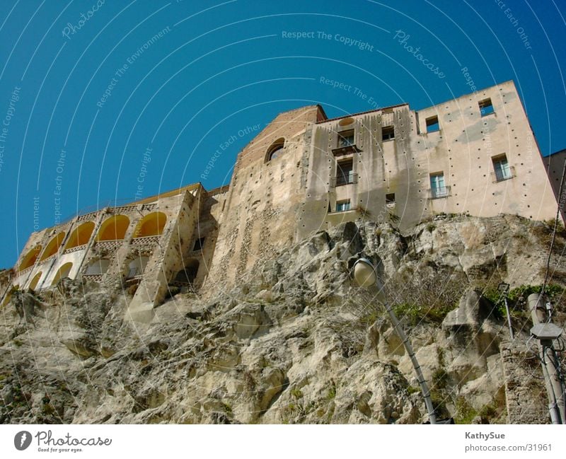 Felshaus Italien historisch Felsen Perspektive Stein Architektur