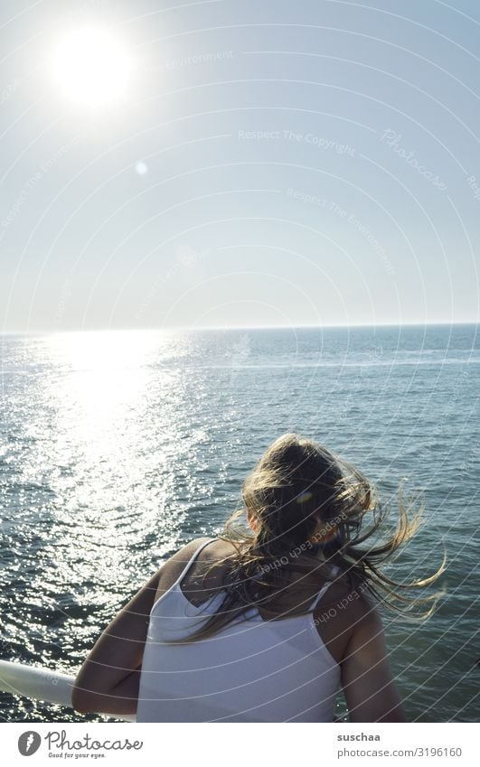 mädchen auf einer fähre Mädchen Jugendliche Teenager Haare von hinten Meer Wasser Überfahrt Fähre Geländer Himmel Sonne Sonnenlicht Sommer Sommerferien