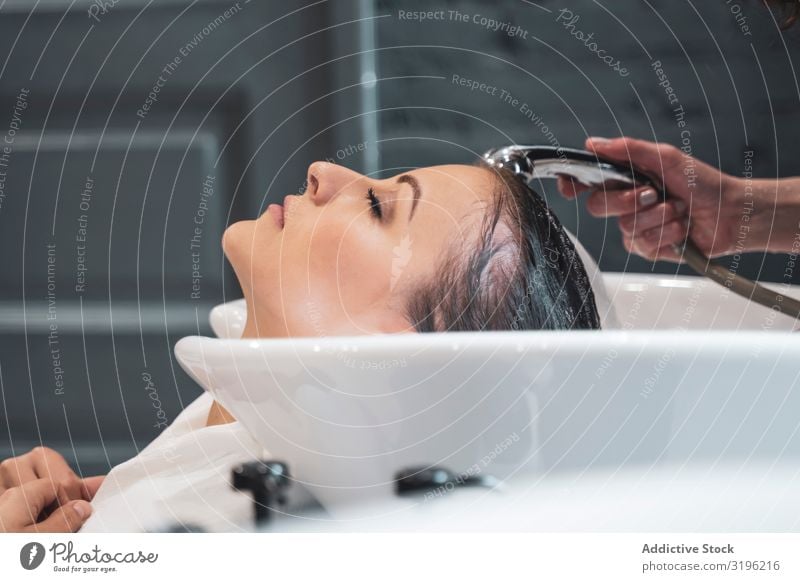 Stylist wäscht Haare für junge Dame Wäsche waschen Behaarung Jugendliche attraktiv Waschbecken Fürsorge nass Sauberkeit Beautyfotografie Mode Frau Stil Friseur