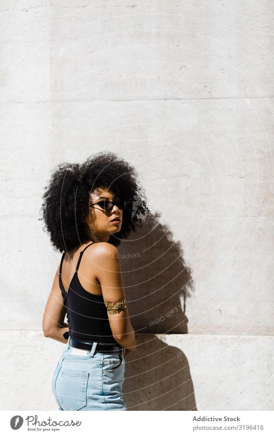 Fröhliche afroamerikanische Frau in dunkler Sonnenbrille Stil trendy modisch Haare & Frisuren Afro-Look Freizeit & Hobby Jugendliche urwüchsig Afroamerikaner