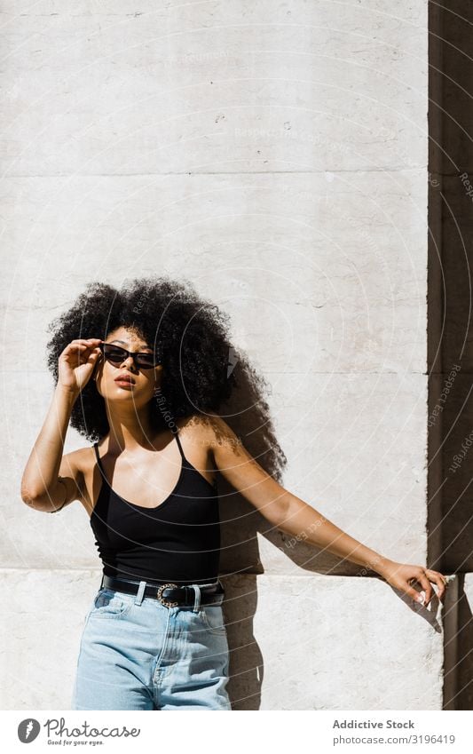 Fröhliche afroamerikanische Frau in dunkler Sonnenbrille Stil trendy modisch Haare & Frisuren Afro-Look Freizeit & Hobby Jugendliche urwüchsig Afroamerikaner