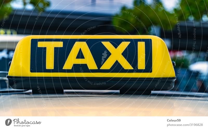 Taxi Schild Business Taxistand Stadtzentrum Personenverkehr Straßenverkehr Autofahren PKW Ferien & Urlaub & Reisen gelb schwarz Großstadt Europa Deutschland