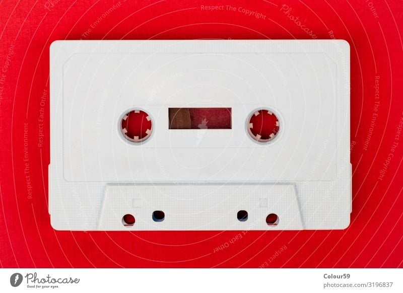 Weisse Musikkassette Audiokassette Musik hören Tonträger Kunststoff retro weiß 80s Disco Hintergrundbild label vintage Farbfoto