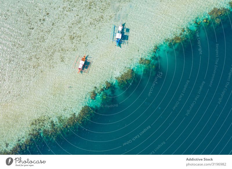 Luftaufnahme der Boote auf flacher Fläche Wasserfahrzeug seicht Fluggerät Höhe Altimeter Drohnenansicht Sand Küste im Ruhezustand Strand Meer blau Aussicht