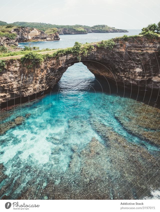 Erstaunliche blaue Lagune mit Felsbogen. Klippe Bogen Landschaft türkis Bali Formation tropisch natürlich Ferien & Urlaub & Reisen Natur Wasser Seeküste Bucht