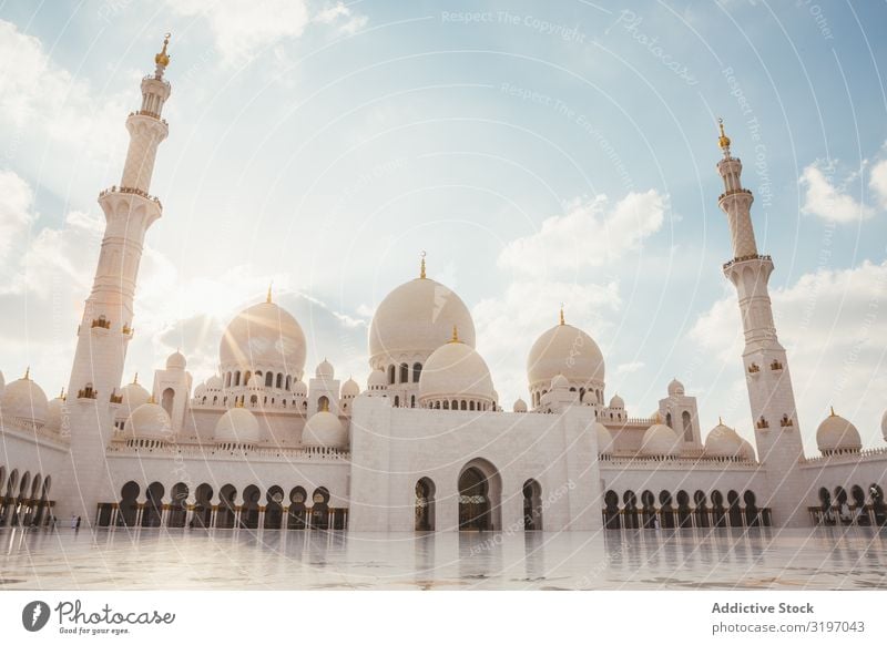 Atemberaubende weiße Moschee bei Sonnenschein Architektur Dubai Religion & Glaube majestätisch Tempel Kultur Gottesdienst Panorama (Bildformat) Erbe