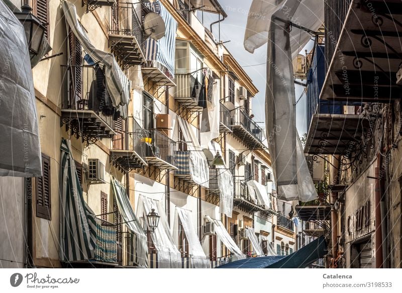 Verhangen, Sonnenschutz auf den Balkonen der Häuser in Palermo Sizilien Italien Europa Stadt Hauptstadt Hafenstadt Altstadt Haus Bauwerk Gebäude Architektur