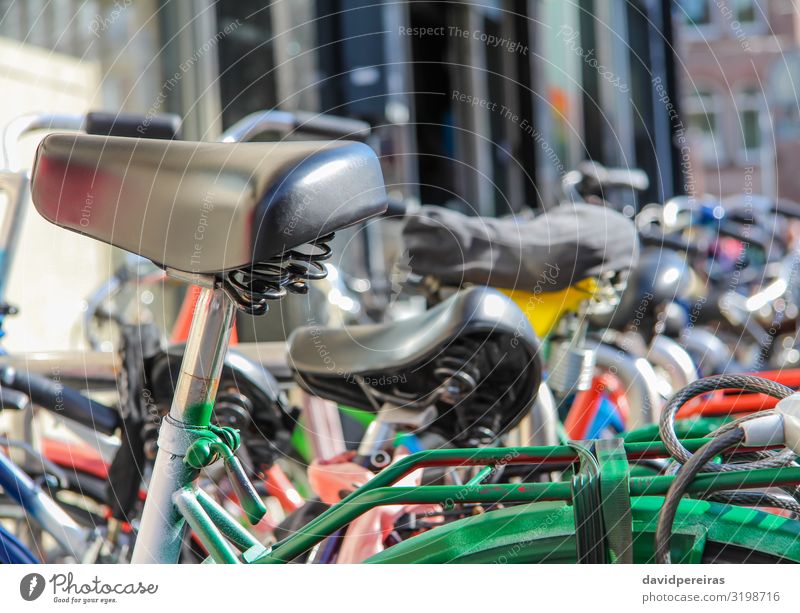 Detail der auf der Straße geparkten Fahrräder Lifestyle schön Leben Freizeit & Hobby Ferien & Urlaub & Reisen Sport Kultur Verkehr Fahrzeug Metall Stahl alt