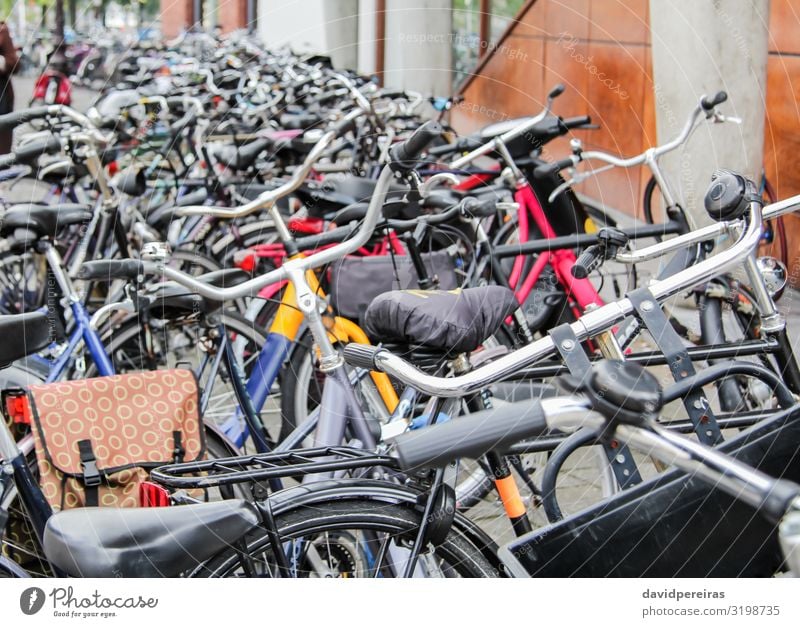 Detail der auf der Straße geparkten Fahrräder Lifestyle schön Leben Freizeit & Hobby Ferien & Urlaub & Reisen Sport Kultur Verkehr Fahrzeug Metall Stahl alt