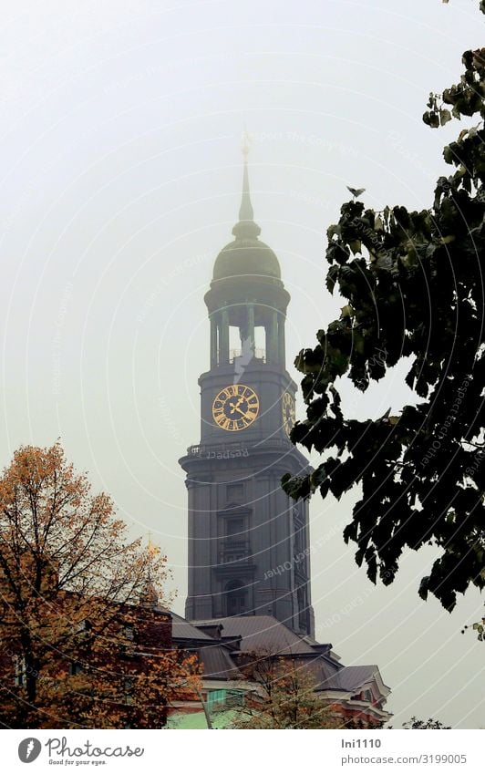 Michel im Nebel | UT Hamburg Hafenstadt Menschenleer Kirche Turm Sankt Michaelis Fassade Stein Beton Metall Stahl gelb grau rot schwarz weiß Wahrzeichen