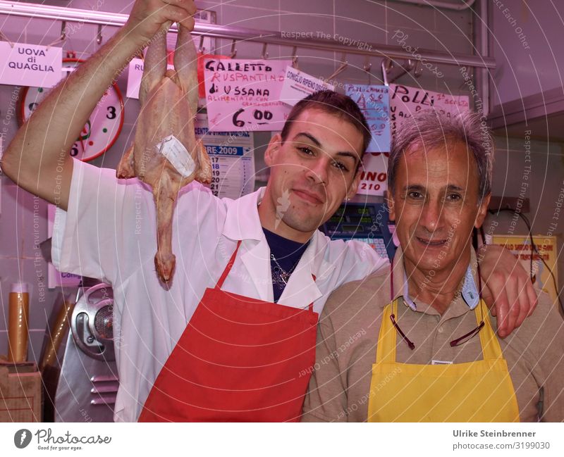 Vater und Sohn verkaufen schlachtfrisches Geflügel in der Markthalle Lebensmittel Fleisch Haushuhn Ernährung Italienische Küche Ferien & Urlaub & Reisen