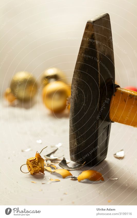 Null Bock auf Weihnachten! Hammer zerschlägt Christbaum Kugel Design Weihnachten & Advent Dekoration & Verzierung Christbaumkugel Metall Zeichen Aggression