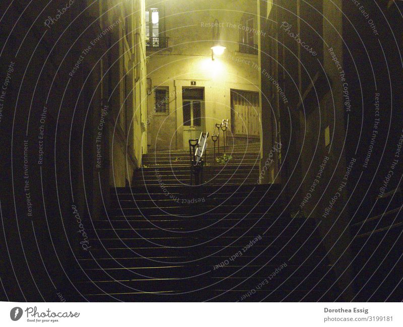 Gasse mit Treppen in der Nacht Verdun Frankreich Stadt Altstadt Menschenleer Gebäude dunkel Stimmung Farbfoto Außenaufnahme Licht Unschärfe Zentralperspektive