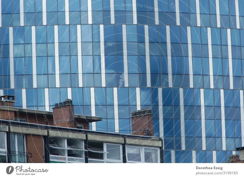 Glaspalast Lüttich Belgien Stadt Menschenleer Haus Gebäude Architektur Hochhausfassade Fassade glänzend blau Farbfoto Außenaufnahme Nahaufnahme Tag