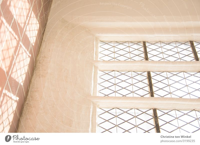 Kirchenfenster mit Licht und Schatten / St. Petri zu Lübeck Mauer Wand Fenster ästhetisch hell oben schön Warmherzigkeit Perspektive Fenstergitter Farbfoto