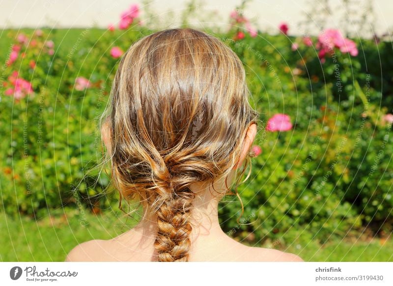 Mädchen mit geflochtenen Haaren vor Rosenbusch Mensch feminin Kind Jugendliche Kopf Haare & Frisuren 1 8-13 Jahre Kindheit Zopf Engel blond Leidenschaft