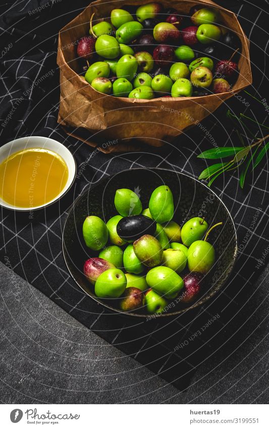 Frisches spanisches natives Olivenöl extra mit Oliven Lebensmittel Gemüse Frucht Ernährung Vegetarische Ernährung Diät Schalen & Schüsseln Lifestyle