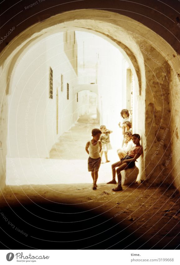 Freundschaft | Orte der Kindheit Kinder Tor spielen sitzen Mauer Gasse Schatten Gruppe Kindergruppe Tageslicht warten Bauwerk Dorf Rundbogen Architektur