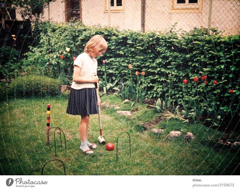 Spiele der Kindheit | Crocket Garten Sport Ballsport Croquet feminin Mädchen 1 Mensch Hecke Wiese Haus Hemd Rock blond langhaarig beobachten Denken festhalten