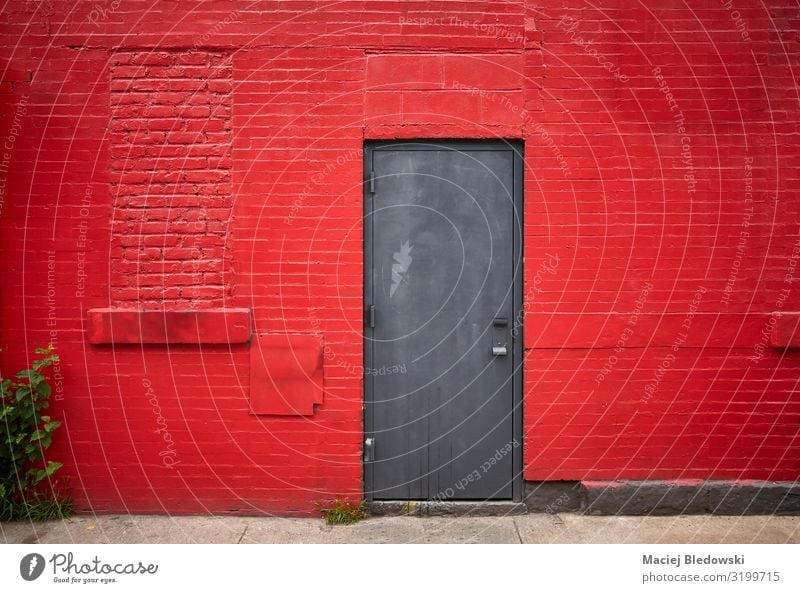 Stahltür in einer alten roten Ziegelwand Häusliches Leben Hausbau Gebäude Architektur Mauer Wand Fassade Metall Backstein dreckig Heimweh Hemmung Farbe Tür
