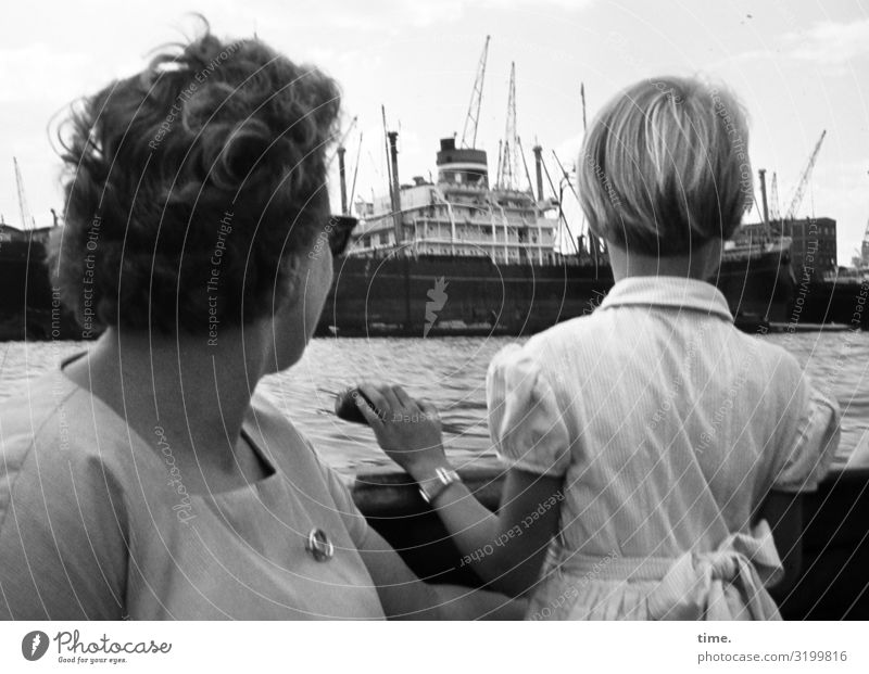 Schiffegucken feminin Mädchen Frau Erwachsene 2 Mensch Schifffahrt Passagierschiff Hafen Kleid Schmuck Sonnenbrille brünett blond kurzhaarig beobachten