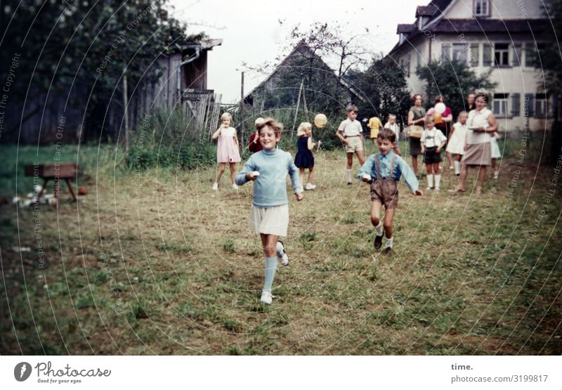 Spiele der Kindheit | Eier schaukeln Lebensmittel Häusliches Leben Wohnung Garten Sport Mädchen Junge Menschenmenge Wiese Haus laufen rennen stehen Freude