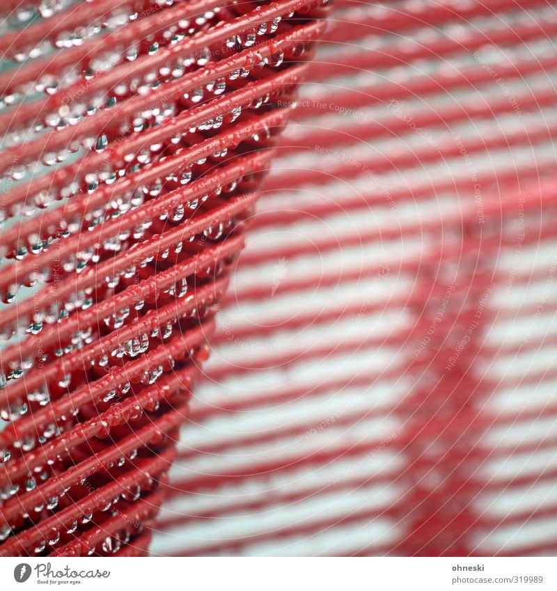 Das perlt Wasser Wassertropfen Regen Seil Stuhl Linie nass rot Farbfoto Außenaufnahme abstrakt Muster Strukturen & Formen Textfreiraum rechts Kontrast