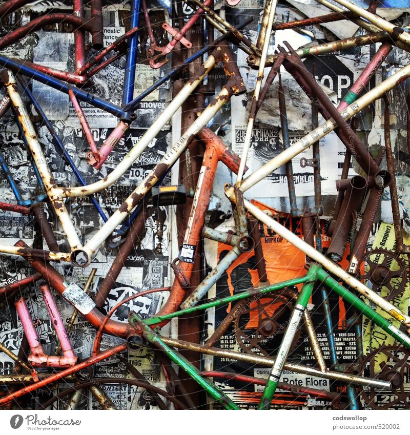 rahmenvereinbarung Basteln Kunst Punk Fassade Fahrrad alt außergewöhnlich einzigartig trashig Stadt mehrfarbig ästhetisch bizarr Fahrradrahmen Poster Recycling