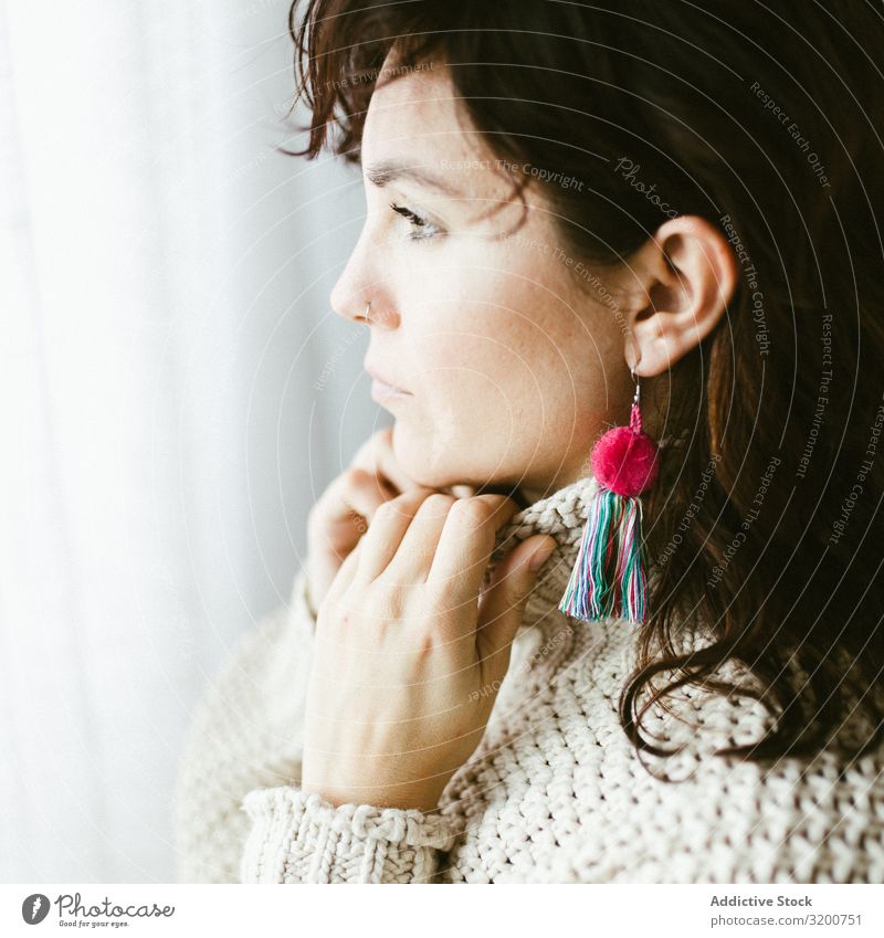 Portrait einer schönen Frau mit handgemachtem Ohrring Porträt Ohrringe selbstgemacht Profil träumen Jugendliche brünett Faser mehrfarbig attraktiv Accessoire