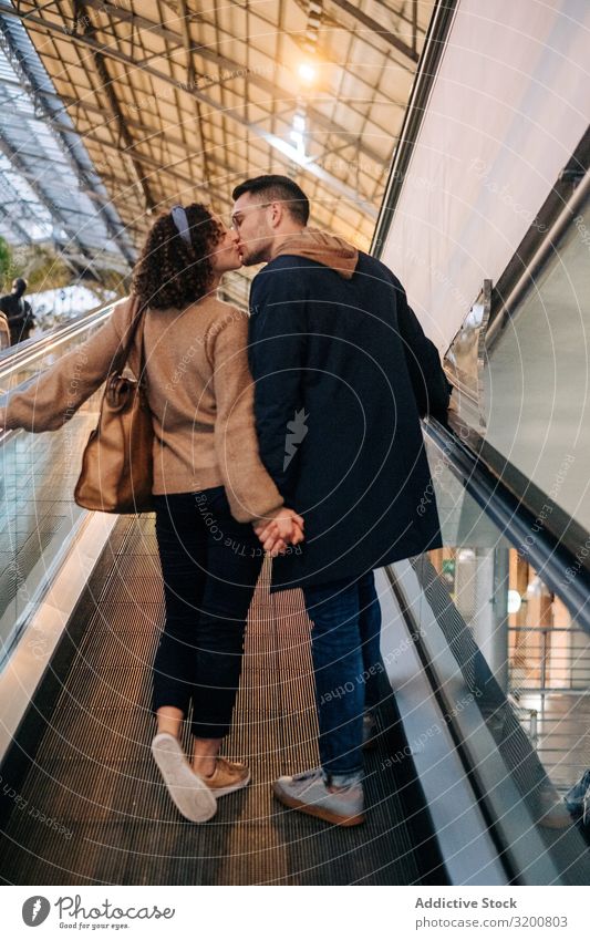 Junges Paar küsst reitenden Travelator im Einkaufszentrum Laufband Kaufhof Händchenhalten Datteln Jugendliche Zusammensein Illumination Lifestyle
