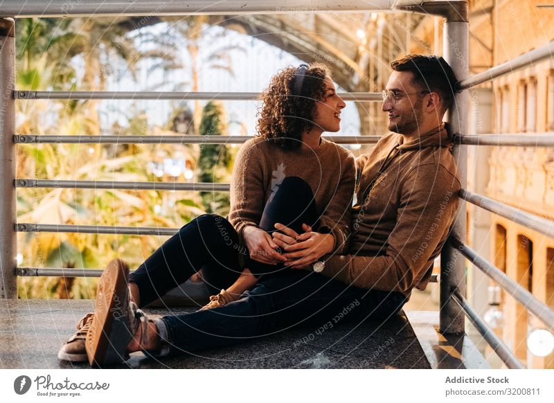 Glückliches Paar umarmt sich im Pavillon Umarmen Datteln die sich gegenseitig ansehen Jugendliche Großstadt Liebe romantisch Mann Frau Zusammensein Freundin