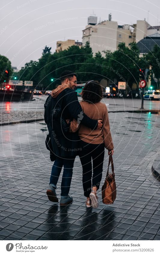 Junges Paar geht auf nasser Straße laufen Regen umarmend Abend Straßenbelag Zusammensein Großstadt Jugendliche Mann Frau Stadt Datteln Partnerschaft Liebe