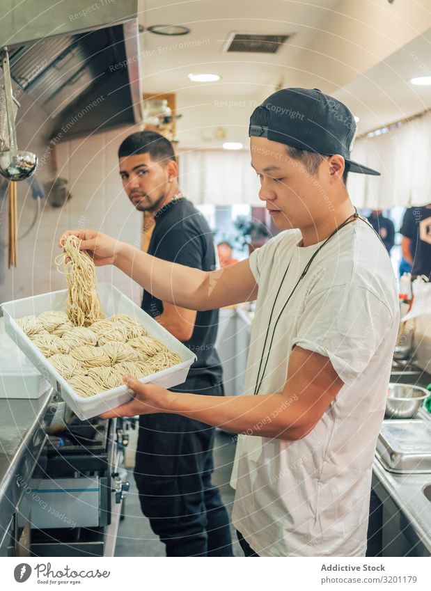 Küchenpersonal mit Nudeln für japanische Gerichte Mann kochen & garen Ramen Lebensmittel Beruf Japaner Speise Restaurant Arbeit & Erwerbstätigkeit multiethnisch