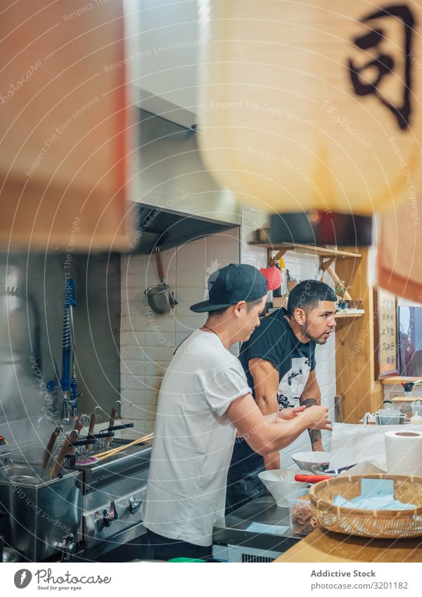 Multiethnische Köche arbeiten in der Küche des Cafes Mann kochen & garen Ramen Lebensmittel Beruf Japaner Speise Restaurant Arbeit & Erwerbstätigkeit