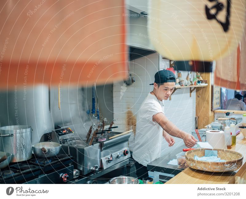 Küchenpersonal in asiatischem Cafe Mann kochen & garen Ramen Lebensmittel Beruf Japaner Speise Restaurant Arbeit & Erwerbstätigkeit multiethnisch urwüchsig