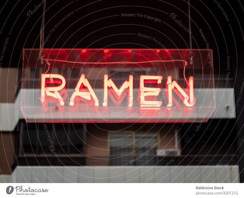 Neonschild Ramen Hinweisschild Restaurant Name Café Titel Japaner Lebensmittel Speise neonfarbig erleuchten Glas rot Licht erhängen einladend hindeutend Werbung